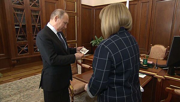 Глава ЦИК вручила Путину удостоверение президента России - Sputnik Беларусь