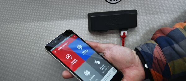 Пассажир заряжает телефон от розетки - Sputnik Беларусь