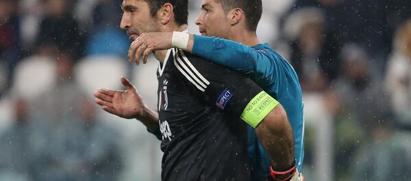 Голкипер Ювентуса Джанлуиджи Буффон и нападающий Реала Криштиану Роналду - Sputnik Беларусь