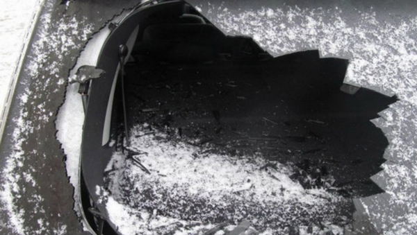 Дворник повредил авто, которое мешало вывозу мусора - Sputnik Беларусь
