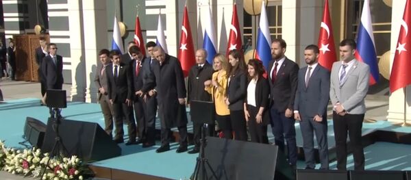 Эрдоган увел у Путина девушку на церемонии фотографирования Эрдоган увел у Путина девушку на церемонии фотографирования - Sputnik Беларусь