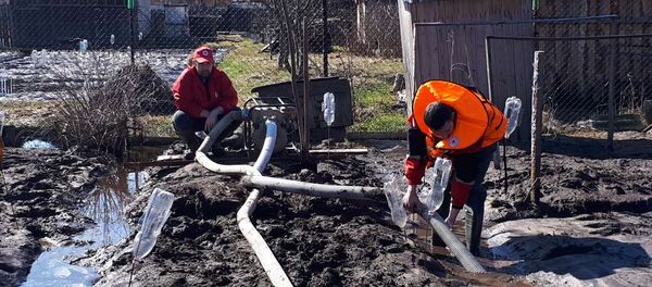 Сотрудники БОКК помогают сельчанам Сотрудники БОКК помогают сельчанам - Sputnik Беларусь