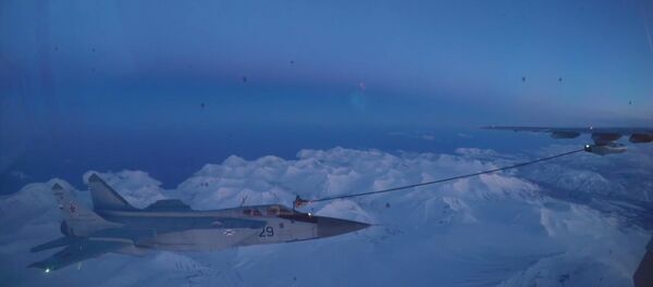 Ночная дозаправка истребителей-перехватчиков МИГ-31 в небе над Камчаткой - Sputnik Беларусь