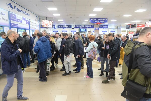 Очередь на регистрацию автомобиля - Sputnik Беларусь