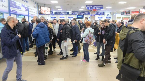 Очередь на регистрацию автомобиля - Sputnik Беларусь