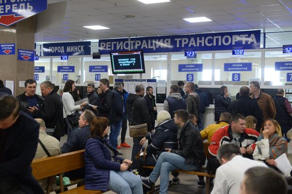 Автомобилисты ждут своей очереди на регистрацию - Sputnik Беларусь