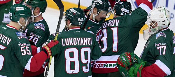 Игроки Ак Барса радуются победе в матче 1/2 финала плей-офф Кубка Гагарина - Sputnik Беларусь