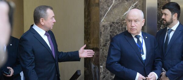 Глава МИД Беларуси Владимир Макей и председатель исполнительного комитета СНГ Сергей Лебедев перед заседанием СМИД СНГ - Sputnik Беларусь