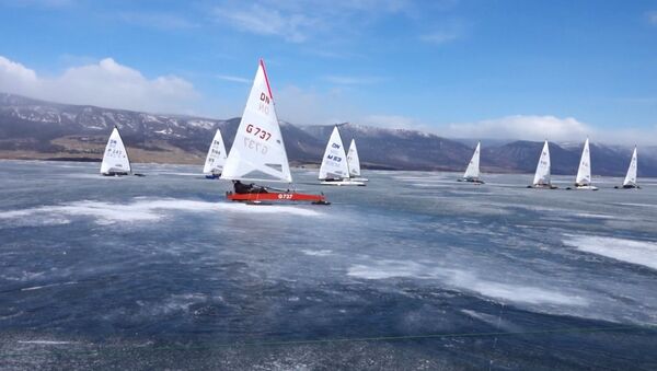 Відэафакт: яхтсмены з 14 краін зладзілі гонкі на буерах на лёдзе Байкала - Sputnik Беларусь