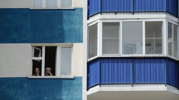 Женщины смотрят из окна своей квартиры, архивное фото - Sputnik Беларусь