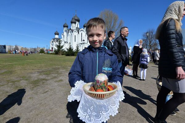 Мальчик с пасхальным куличем - Sputnik Беларусь