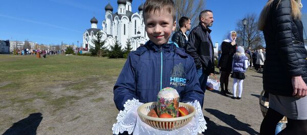 Хлопчык з велікоднай булкай Хлопчык з велікоднай булкай - Sputnik Беларусь