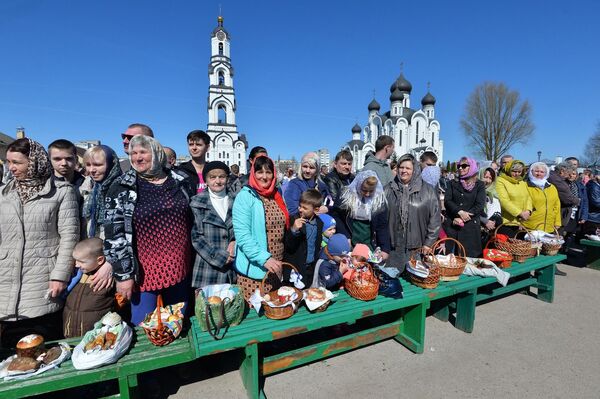 Люди приносят к храму с собою праздничные яства - Sputnik Беларусь