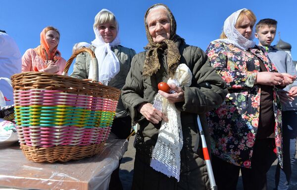 Крашеное в красный цвет куриное яйцо - неотъемлемый атрибут пасхальных празднований - Sputnik Беларусь