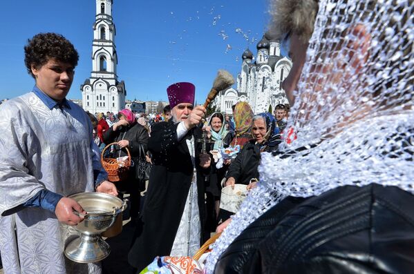 Святую воду священнику помогает носить в специальном сосуде послушник - Sputnik Беларусь