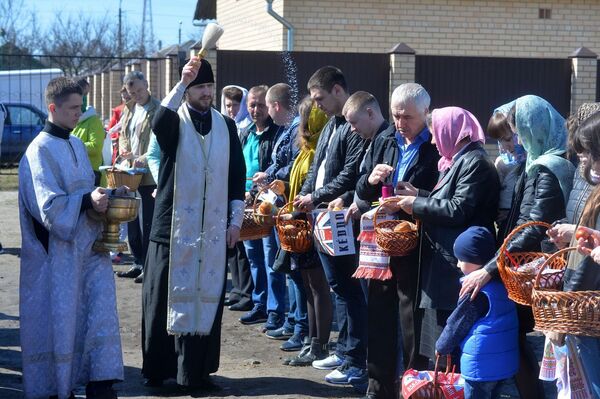 Священников в такие дни в больших храмах всегда несколько, чтобы успеть освятить куличи всем желающим - Sputnik Беларусь