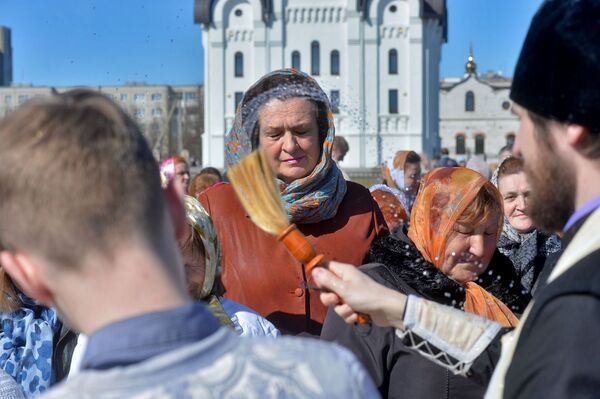 Верующие люди с особенным трепетом относятся к освещению на пасхальные празднества - Sputnik Беларусь