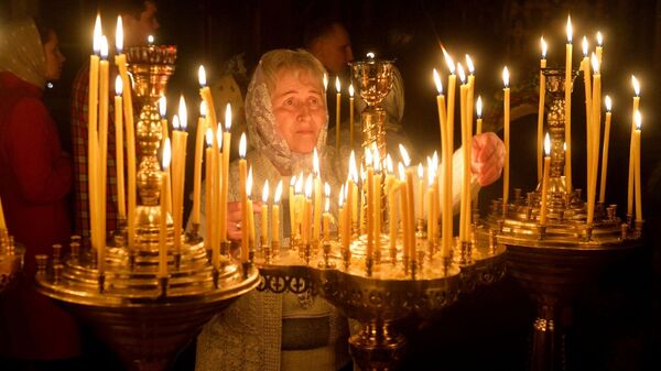 На всенощных верующие зажигают в храмах множество свечей - Sputnik Беларусь