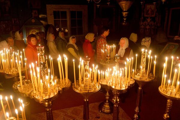 Ставить свечку нужно с молитвой, а также пожеланиями здравия родным и близким - Sputnik Беларусь