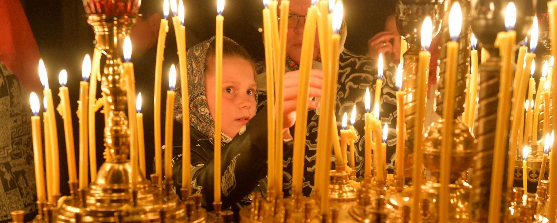 Даже самые маленькие ставят в церквях свечи на пасхальных службах - Sputnik Беларусь, 1920, 15.03.2021