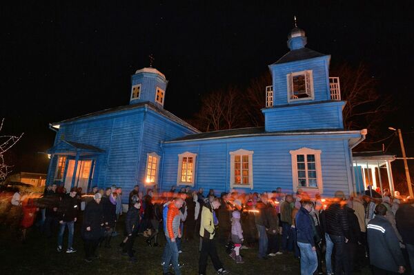Крестный ход с местными прихожанами в деревне Ставок обошел здание храма - Sputnik Беларусь