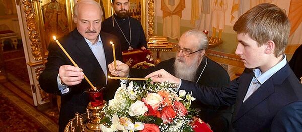 Глава государства вместе с сыном Николаем и митрополитом зажгли свечу в домовом храме в честь Собора Белорусских святых - Sputnik Беларусь