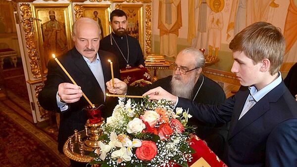 Глава государства вместе с сыном Николаем и митрополитом зажгли свечу в домовом храме в честь Собора Белорусских святых - Sputnik Беларусь