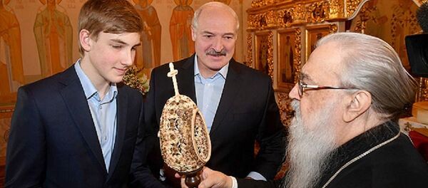 Александр Лукашенко преподнес в дар митрополиту Филарету пасхальное яйцо - Sputnik Беларусь