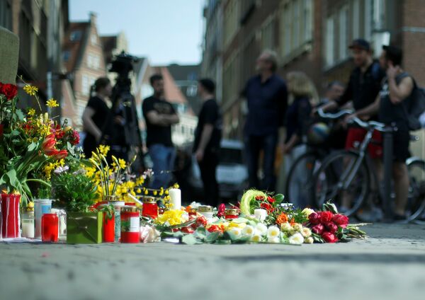 Цветы и свечи на месте трагедии в Мюнстере - Sputnik Беларусь