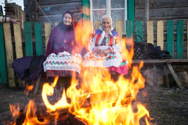 Пасля асвячэння велікоднай ежы запальваюць вогнішчы каля дамоў - такая традыцыя. - Sputnik Беларусь