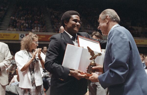 Легендарный португальский футболист мозамбикского происхождения Эйсебио поздравляет легендарного советского голкипера Льва Яшина с 60-летием Легендарный португальский футболист мозамбикского происхождения Эйсебио поздравляет легендарного советского голкипера Льва Яшина с 60-летием - Sputnik Беларусь