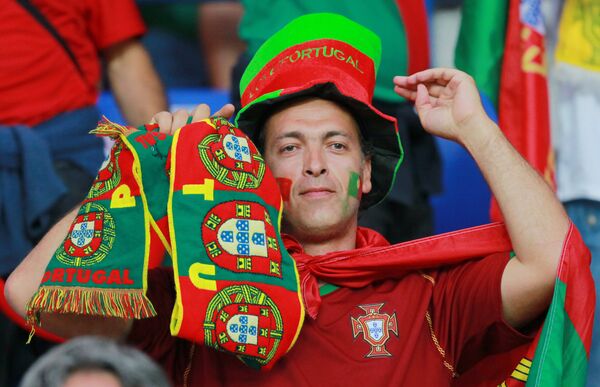 Португальские болельщики ждут от своей команды повторения чуда – после покорившегося чемпионата Европы им нужен Кубок мира Португальские болельщики ждут от своей команды повторения чуда – после покорившегося чемпионата Европы им нужен Кубок мира - Sputnik Беларусь