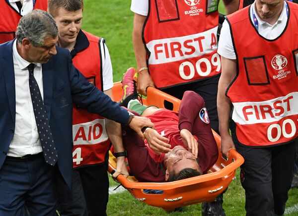 Даже получив травму, не позволившую Криштиану Роналду продолжить матч, капитан сборной Португалии помогал как мог своим товарищам с кромки поля Даже получив травму, не позволившую Криштиану Роналду продолжить матч, капитан сборной Португалии помогал как мог своим товарищам с кромки поля - Sputnik Беларусь