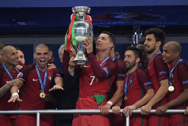 Криштиану Роналду и сборная Португалии по футболу впервые в своей истории выиграли чемпионат Европы, обыграв в финале сборную Франции Криштиану Роналду и сборная Португалии по футболу впервые в своей истории выиграли чемпионат Европы, обыграв в финале сборную Франции - Sputnik Беларусь