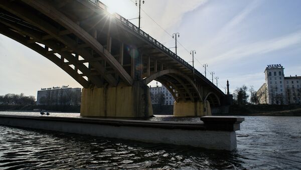 В черте Витебска река вышла из берегов и начала затапливать набережную у Кировского моста - Sputnik Беларусь