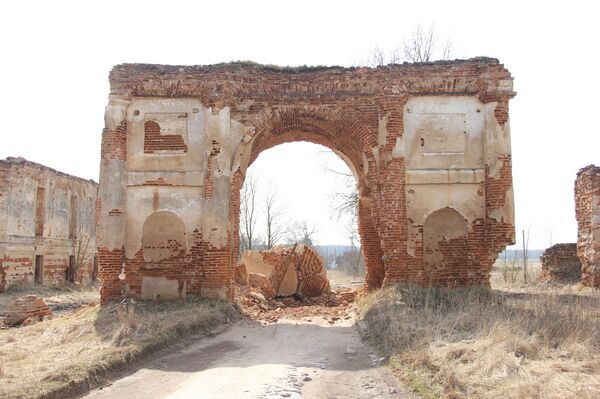 Брама Радзівілаў у Лідскім раёне Брама Радзівілаў у Лідскім раёне - Sputnik Беларусь