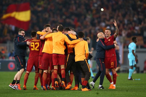 Футболисты Ромы радуются выходу в полуфинал Лиги чемпионов - Sputnik Беларусь