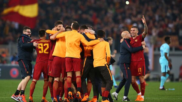 Футболисты Ромы радуются выходу в полуфинал Лиги чемпионов - Sputnik Беларусь