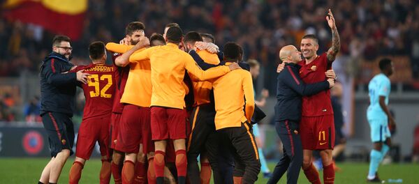 Футболисты Ромы радуются выходу в полуфинал Лиги чемпионов - Sputnik Беларусь