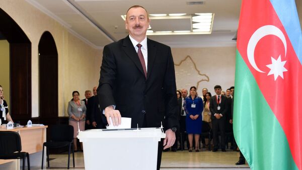 Президент Ильхам Алиев голосует на избирательном участке в Баку - Sputnik Беларусь