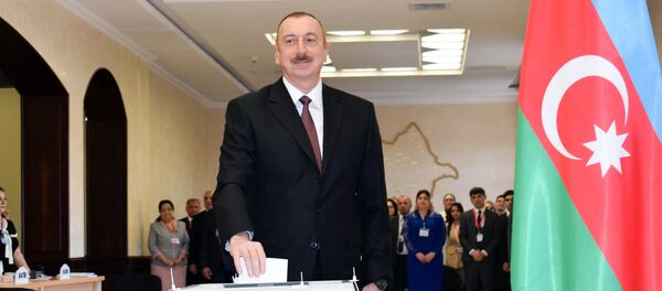 Президент Ильхам Алиев голосует на избирательном участке в Баку - Sputnik Беларусь