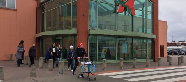 Вся надежда белорусов — на крупные торговые сети, которым невыгодно устраивать выходной в воскресенье - Sputnik Беларусь