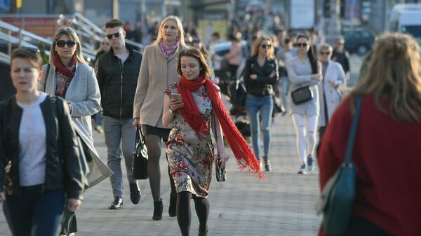Люди на улицах города, архивное фото - Sputnik Беларусь