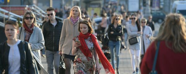 Людзі на вуліцах горада Людзі на вуліцах горада - Sputnik Беларусь