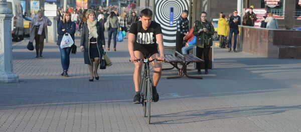 Веласіпедыст на праспекце Незалежнасці ў Мінску Веласіпедыст на праспекце Незалежнасці ў Мінску - Sputnik Беларусь