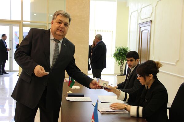 Посол Азербайджана господин Латиф Гандилов пришел отдать свой голос - Sputnik Беларусь