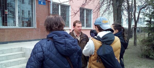 Отец Владислава Казакевича общается с журналистами - Sputnik Беларусь