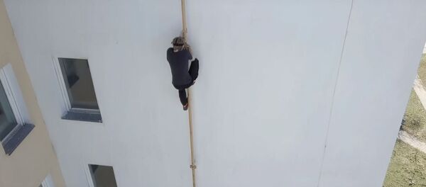 Смертельный подъем: 11 этажей по газовой трубе - Sputnik Беларусь