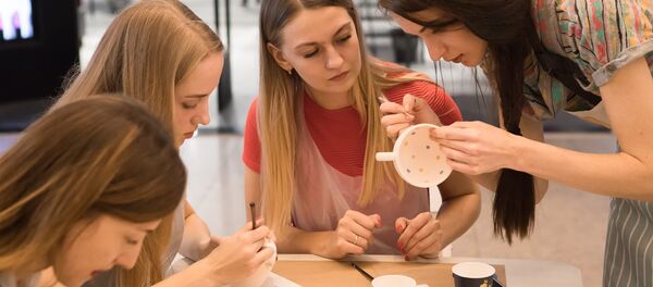 Роспись чайного сервиза для принца Гарри и Меган Маркл - Sputnik Беларусь