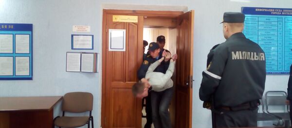 Казакевича выводят из зала суда - Sputnik Беларусь